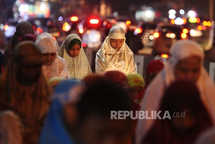  Warga melaksanakan ibadah Shalat Tarawih pertama Ramadhan 1437 H di kawasan Pasar Gembrong, Jakarta, Ahad (5/6). (Republika/Rakhmawaty La'lang)
