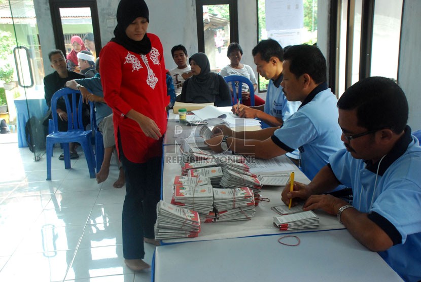 Warga melaksanakan pemilihan Gubernur Jawa Barat di TPS 24, Perumahan Puri Citayam Permai,Bojonggede, Kabupaten Bogor. Ahad (24/2). (Republika/Musiron)