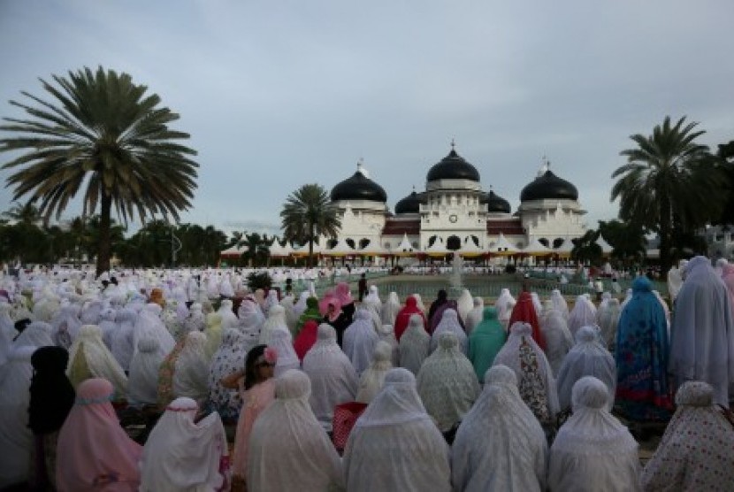 Warga melaksanakan salat Id Idul Fitri, di Masjid Raya Baiturrahman, Banda Aceh, Aceh, Jumat (17/7). Salat Id hari raya Idul Fitri 1436 Hijriah di Masjid Raya Baiturrahman