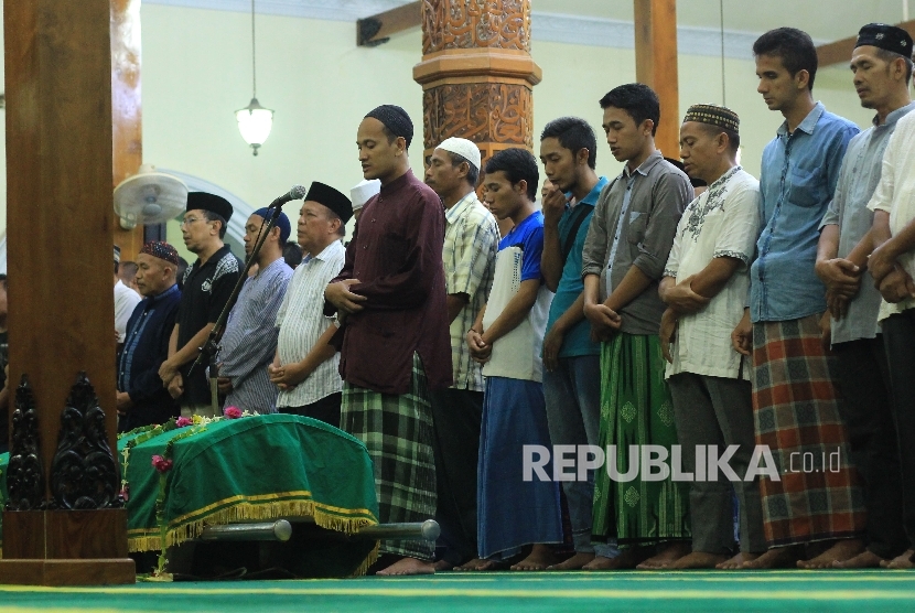 Warga melaksanakan salat jenazah penjaga gawang Persela Lamongan Choirul Huda, di Masjid Agung Lamongan, Lamongan, Jawa Timur, Minggu (15/10).