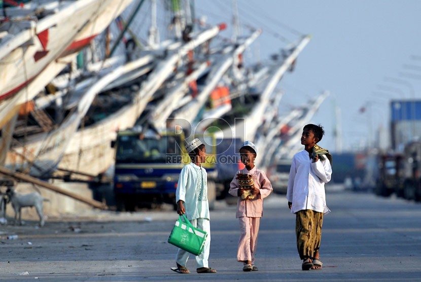   Warga melaksanakan shalat Idul Adha 1434 H di Pelabuhan Sunda kelapa, Jakarta Utara, Selasa (15/10).  (Republika/Prayogi)