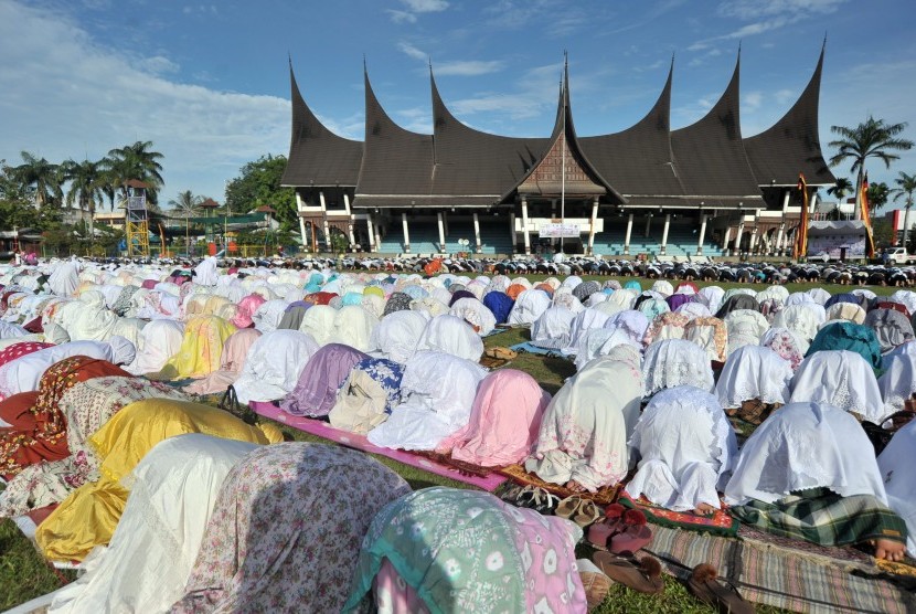 Warga melaksanakan Shalat Idul Fitri, di Lapangan Imam Bonjol, Padang, Sumatra Barat.  