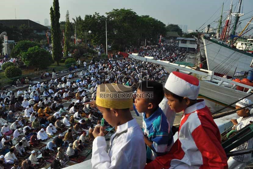  Warga melaksanakan Shalat Ied di Pelabuhan Sunda Kelapa, Jakarta Utara, Kamis (8/8).   (Republika/Rakhmawaty La'lang)