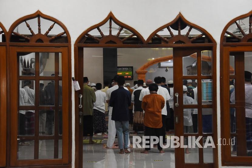 Warga melaksanakan sholat tarawih berjamaah di Masjid An-Nur, Abadi Jaya, Depok, Jawa Barat, Sabtu (25/4/2020). 