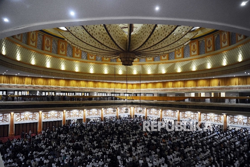 Warga melaksanakan shalat Tarawih di Masjid Hubbul Wathan, Islamic Center, Mataram, Lombok, Nusa Tenggara Barat.