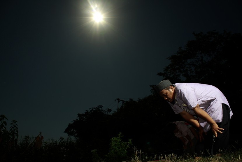 Muhammadiyah Imbau Sholat Gerhana Matahari di Rumah. Foto ilustrasi: Warga melaksanakan sholat gerhana matahari di pesisir Danau Limboto Gorontalo yang merupakan salah satu lokasi terbaik untuk menyaksikan gerhana matahari, Rabu (9/3).