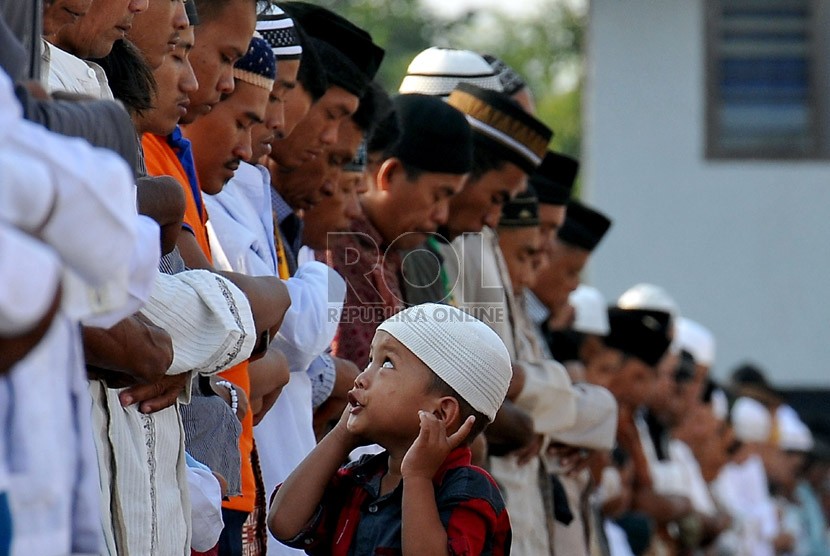   Warga melaksanakan sholat Idul Adha 1434 H di Pelabuhan Sunda kelapa, Jakarta Utara, Selasa (15/11).  (Republika/Prayogi)
