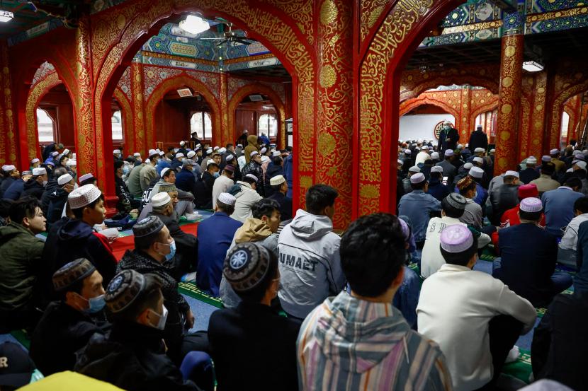 Warga melaksanakan Sholat Idul Fitri di Masjid Niujie di Beijing, China, 22 April 2023.
