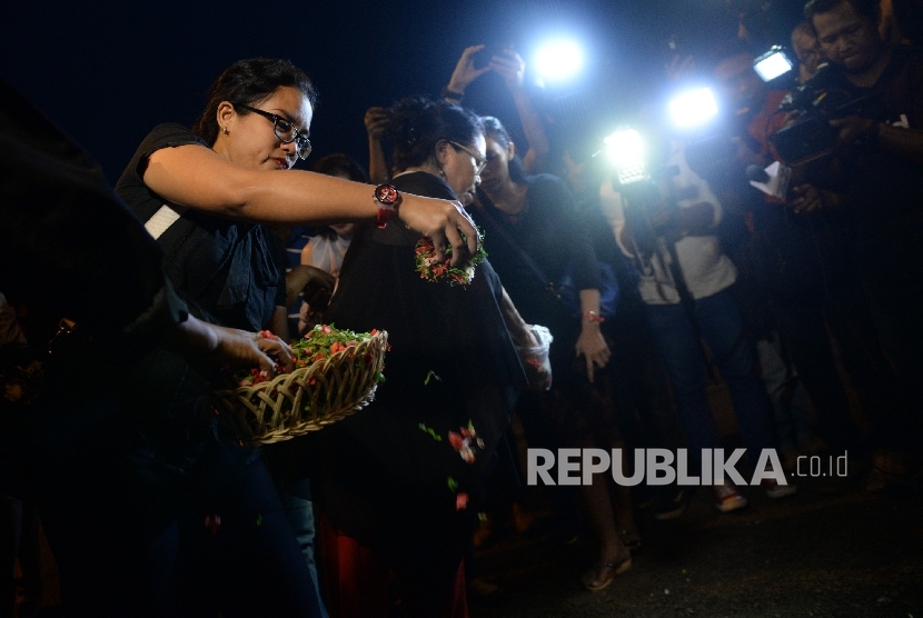  Warga melakukan aksi tabur bunga di Terminal Kampung Melayu, Jakarta, Kamis (25/5). 
