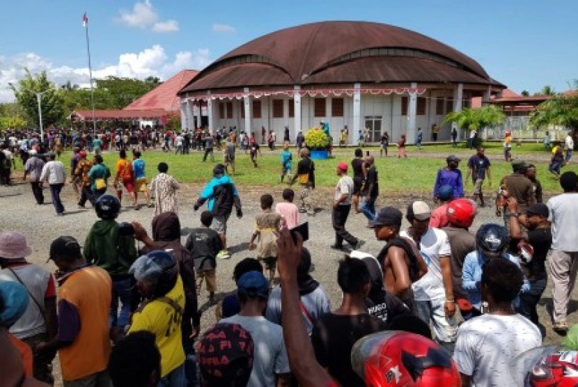 Warga melakukan aksi unjuk rasa di depan Kantor DPRD Kabupaten Nabire, Papua, Kamis (22/8/2019). Aksi tersebut untuk menyikapi peristiwa rasisme terhadap mahasiswa Papua di Malang dan Surabaya. 