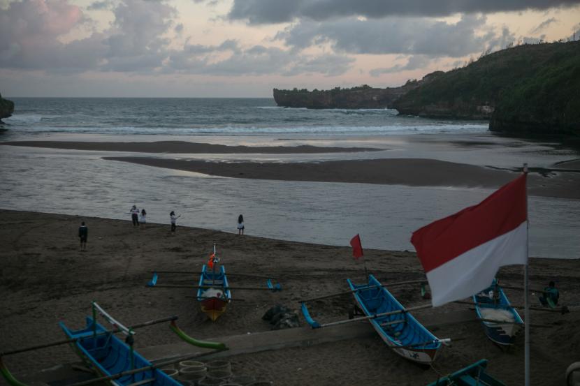 Warga melakukan aktivitas di kawasan Pantai Baron, Gunungkidul, DI Yogyakarta. Dishub Gunung Kidul melakukan survei jalur-jalur rawan kecelakaan di Pantai Baron.