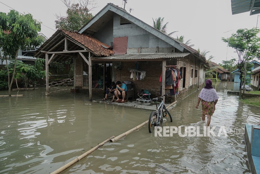 Ada 106 kejadian bencana di Cilacap sepanjang 2019. Foto: Warga melakukan aktivitas di sekitar rumah yang terendam banjir. (ilustrasi)