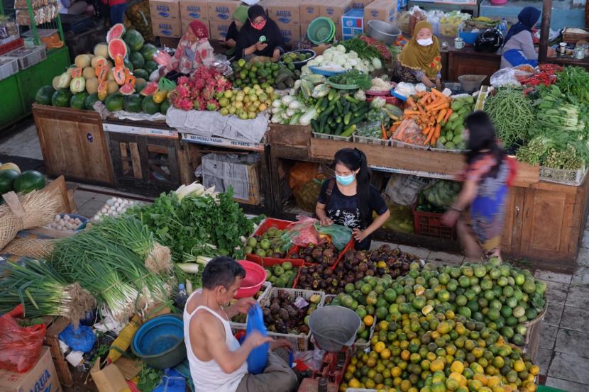 Warga melakukan aktivitas jual beli di Pasar Gede Solo, Jawa Tengah. Harga sejumlah bahan pokok di Solo dipandang normal, bahkan untuk telur dan gula ada penurunan.