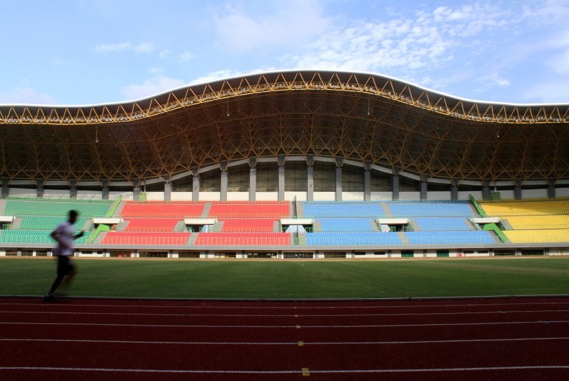 Warga melakukan aktivitas olahraga joging di area Stadion Patriot Candrabhaga, Kota Bekasi, Jawa Barat, Selasa (10/1). 