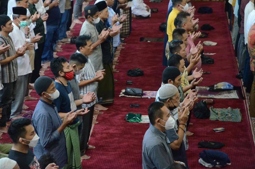 Warga melakukan doa bersama usai shalat ghaib untuk putra sulung Gubernur Jawa Barat Ridwan Kamil, Emmeril Kahn Mumtadz atau Eril usai shalat Jumat di Masjid Raya Bandung, Alun-alun Kota Bandung.