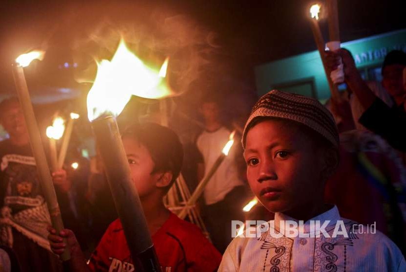 Warga melakukan pawai obor menyambut Tahun Baru Islam 1440 Hijriyah di kawasan Astanaanyar, Kota Bandung, Senin (10/9) malam