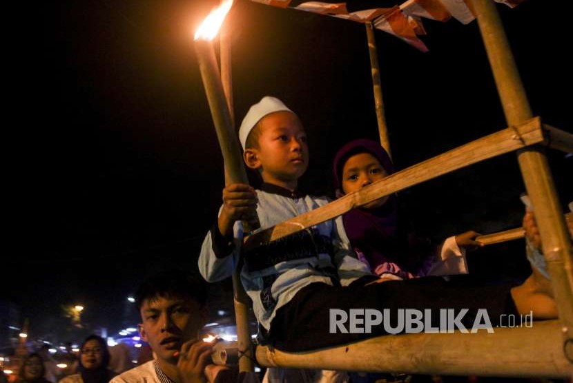 Warga melakukan pawai obor menyambut Tahun Baru Islam 1440 Hijriyah di kawasan Astanaanyar, Kota Bandung, Senin (10/9) malam
