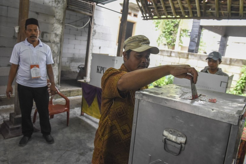 Warga melakukan pemilihan ulang Pilkada Banten.