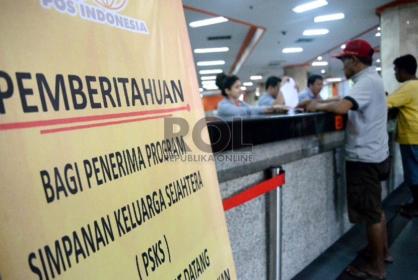  Warga melakukan pencairkan dana Program Simpanan Keluarga Sejahtera (PSKS) di Kantor Pos Pasar Baru, Jakarta, Rabu (1/4). (Republika/Prayogi)