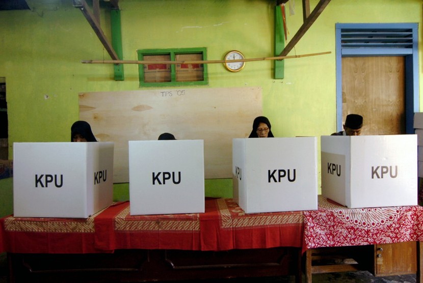 Warga melakukan pencoblosan surat suara Pemilu 2019 saat pemungutan suara ulang (PSU) di TPS 05 Kelurahan Kejambon, Tegal, Jawa Tengah, Sabtu (27/4/2019). 