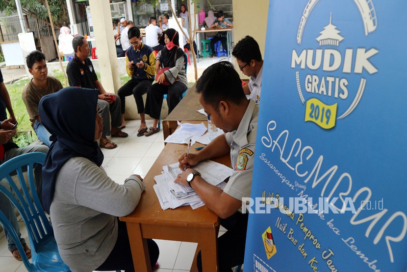 Warga melakukan pendaftaran di hari pertama Program Mudik Lebaran Gratis 2019 yang digelar oleh Dinas Perhubungan Provinsi Jawa Barat di Gedung Dinas Perhubungan Kota Bekasi, Selasa (26/3/2019).