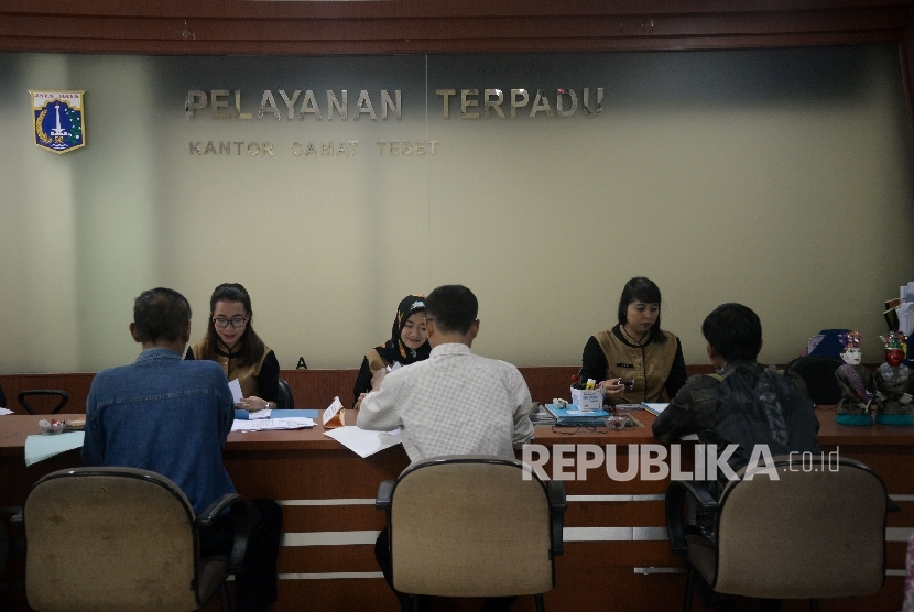  Warga melakukan pengurusan perizinan di PelayananTerpadu Satu Pintu (PTSP) Kecamatan Tebet, Senin (15/5). 