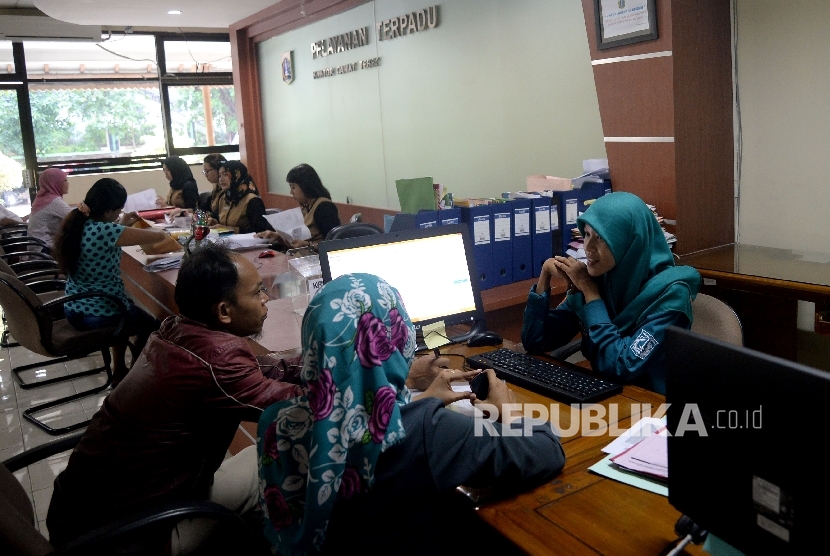 Warga melakukan pengurusan perizinan di PelayananTerpadu Satu Pintu (PTSP) Kecamatan Tebet, Senin (15/5).