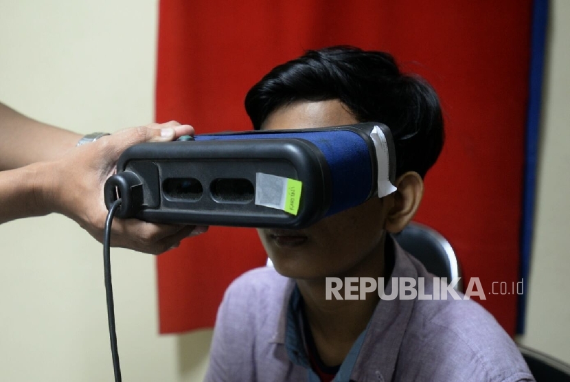 A citizen underwent a retinal data input for electronic ID Card  (e-KTP) in Central Jakarta.