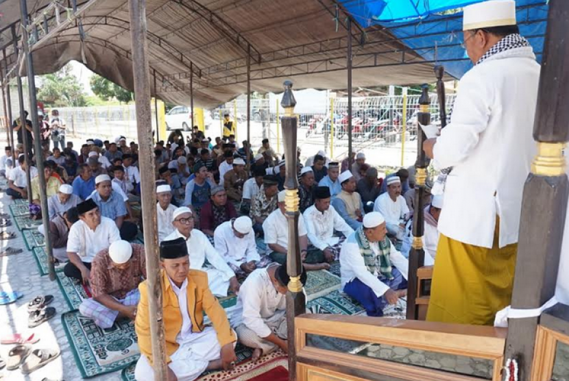 Warga melakukan Shalat Jumat di halaman masjid di Palu.