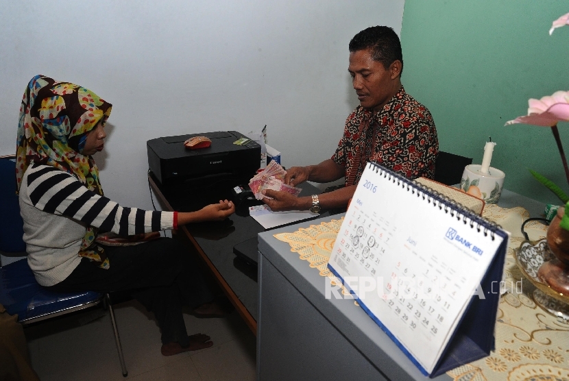 Warga melakukan transaksi melalui agen Laku Pandai di Liang, Salahutu, Ambon, Maluku, Selasa (24/5). (Republika/Tahta Aidilla)