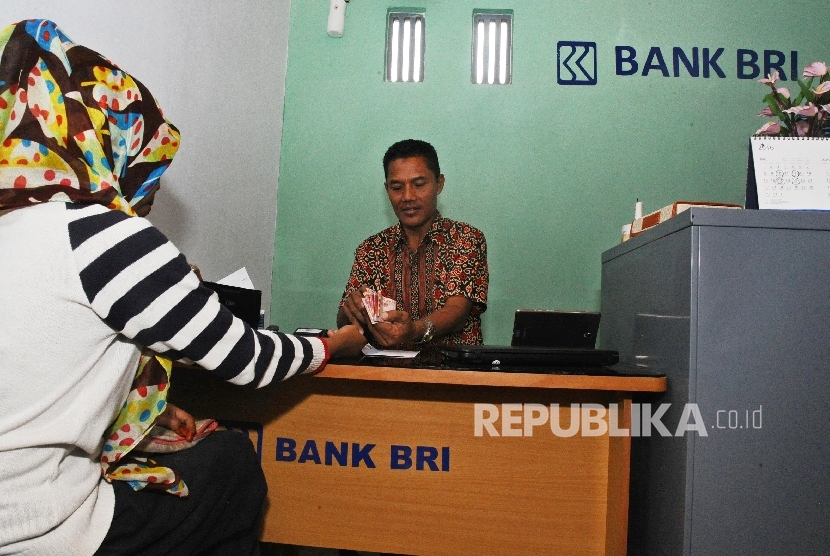 Warga melakukan transaksi melalui agen Laku Pandai. ilustrasi  (Republika/Tahta Aidilla)