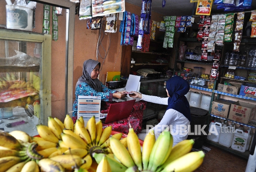 Warga melakukan transaksi melalui agen Laku Pandai di Waai Hieru, Ambon, Maluku, Selasa (24/5).  (Republika/Tahta Aidilla)