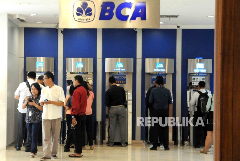 Warga melakukan transaksi menggunaka mesin ATM BCA di salah satu pusat perbelanjaan di Jakarta.