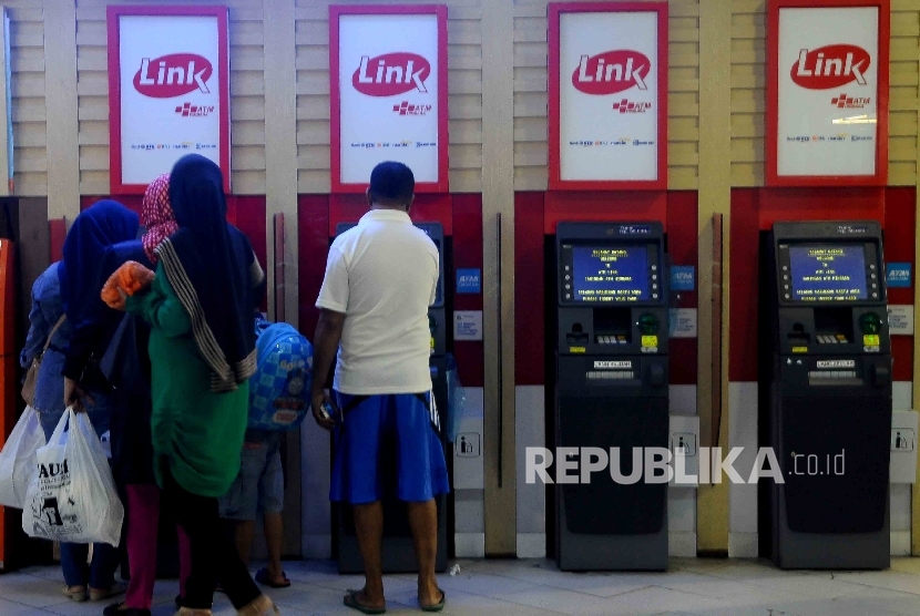 Warga melakukan transaksi menggunakan mesin ATM Himpunan Bank-Bank Milik Negara (Himbara), ilustrasi.  Himbara akan mengenakan biaya administrasi tambahan untuk kegiatan cek saldo dan tarik tunai pada ATM Link mulai 1 Juni 2021.