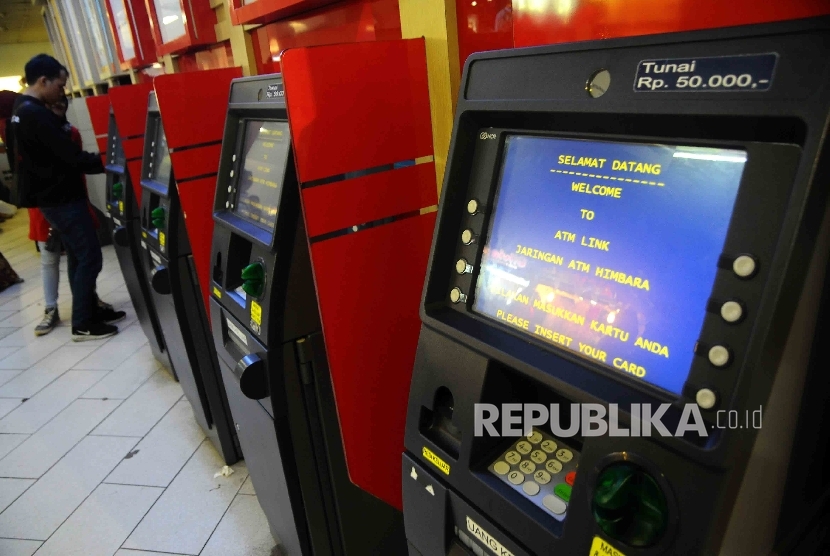 Warga melakukan transkasi menggunakan mesin ATM Himpunan Bank-Bank Milik Ngara (Himbara) di Pasar Tanah Abang, Jakarta, Ahad (9/10). DPR menilai tidak tepat menugaskan kepada Himbara sebagai penyangga likuiditas bank sistemik apapun alasannya. Hal tersebut bukan tugas dan tanggung jawab Himbara. 