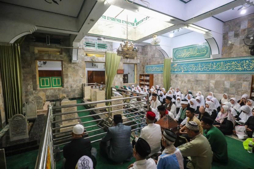 Warga melakukan wisata religi di Makam Keramat Mbah Priok di Jakarta dan Makam Keramat Empang di Bogor. 