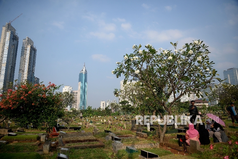 Warga melakukan ziarah kubur di Tempat Pemakaman Umum (TPU) 