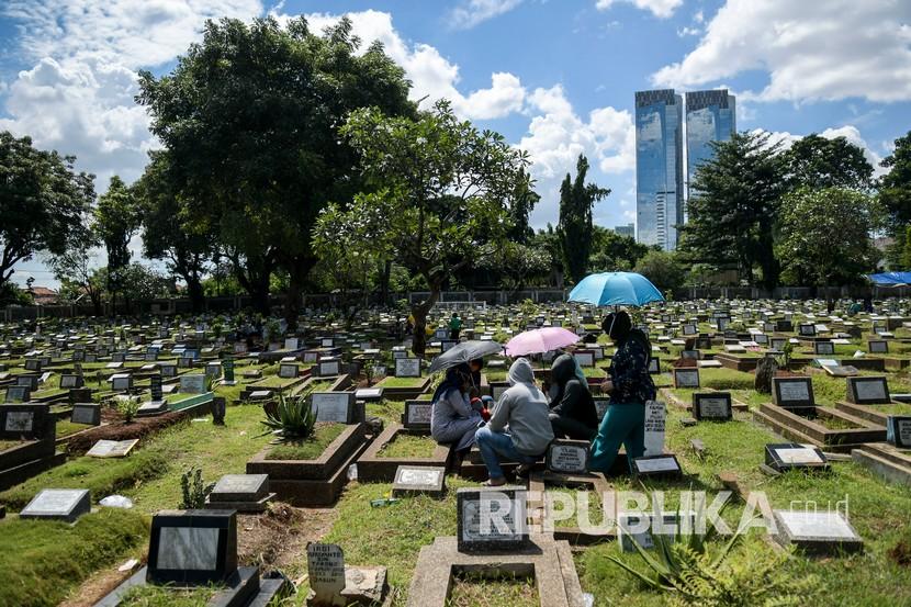 Warga melakukan ziarah kubur di Tempat Pemakaman Umum (TPU) Karet Bivak, Jakarta, Senin (25/5).