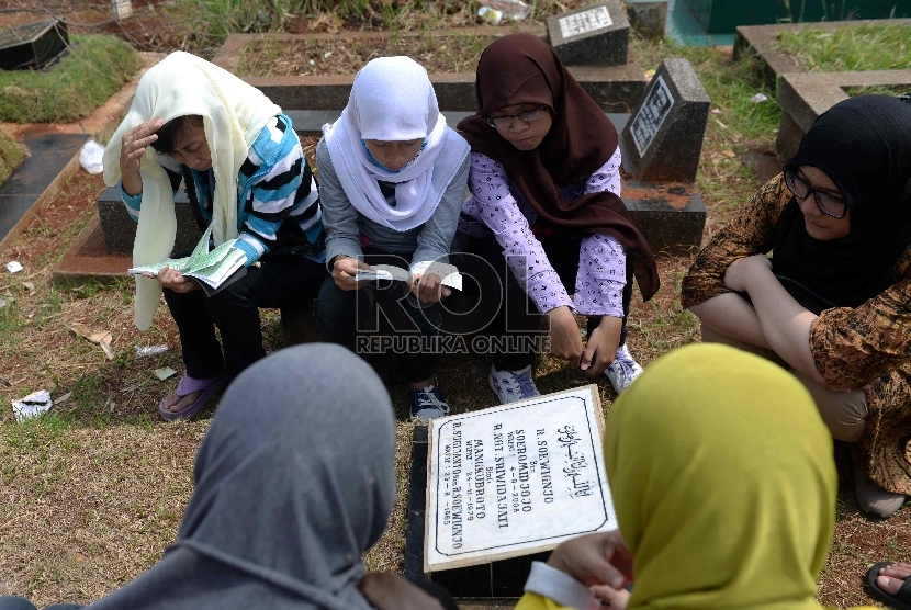 Warga melakukan ziarah kubur di TPU Karet Bivak, Jakarta Pusat, Ahad (7/6).  (Republika/Wihdan)