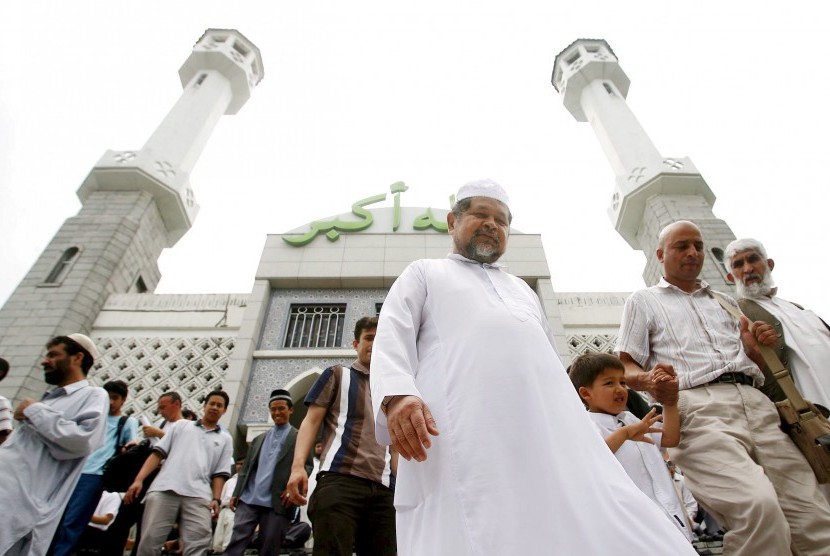 Warga melangkah keluar dari sebuah masjid di Seoul. Korea Selatan. Muslim di Korea Selatan hadapi ancaman xenofobia dan Islamofobia 