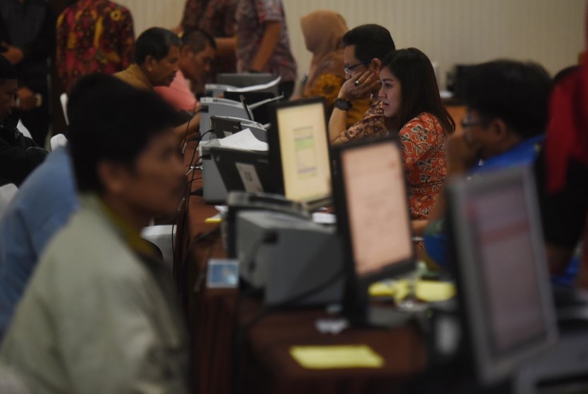 Warga melaporkan SPT tahunan wajib pajak orang pribadi tahun 2016 di KPP Tanah Abang 3, Jakarta, Jumat (21/4). 