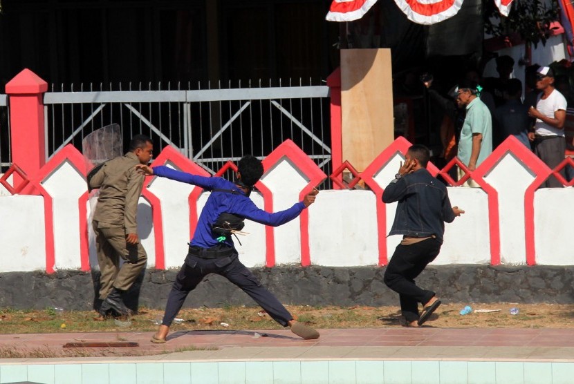 Warga melempar batu saat terjadi bentrok antarwarga di Kawasan Balla Lompoa, Kabupaten Gowa, Sulawesi Selatan, Senin (12/9). 