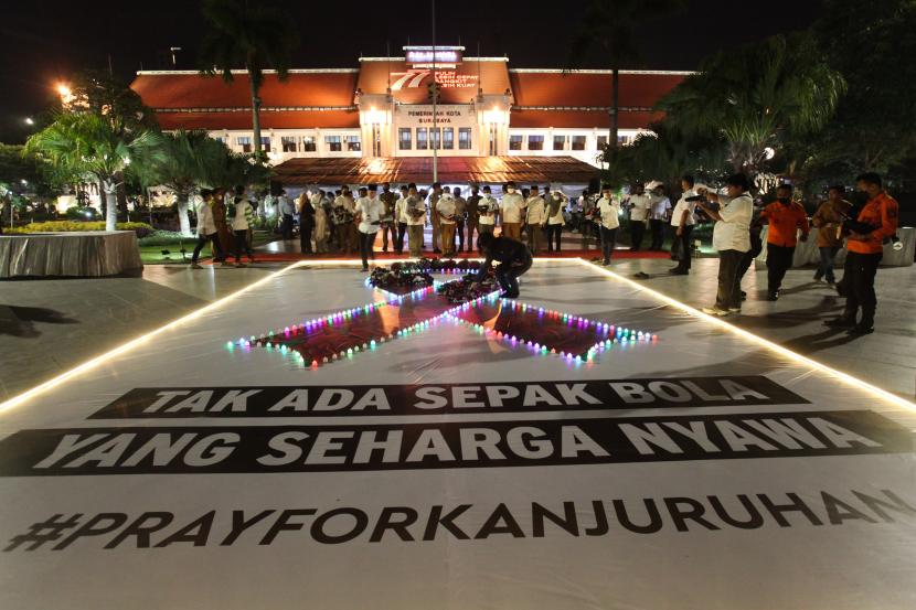 Warga meletakkan bunga saat doa bersama di Balai Kota Surabaya, Jawa Timur, Selasa (4/10/2022) malam. Pangdam V Brawijaua meminta maaf atas terjadinya tragedi Kanjuruhan.