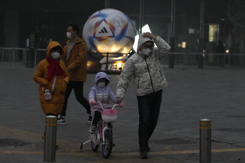 Beberapa warga di kota-kota utama Cina seperti Beijing, Shanghai, dan Wuhan beraktivitas secara normal di tengah lonjakan kasus infeksi Covid-19.
