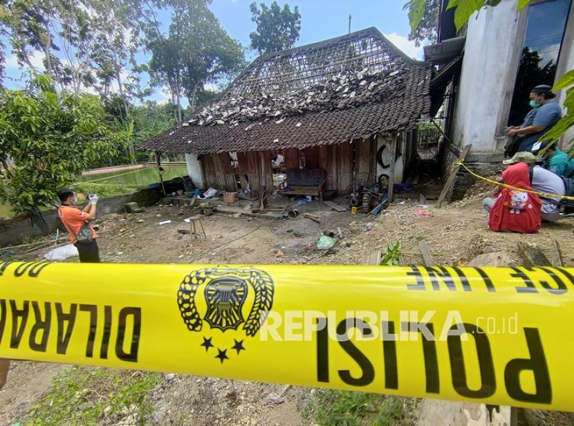 Satu Rumah Warga di Madiun Rusak Akibat Ledakan Bubuk Petasan (ilustrasi).