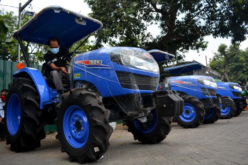 Alat dan mesin pertanian (alsintan) traktor roda empat (ilustrasi). PT Pindad (Persero) tengah menjajaki kerja sama dalam bidang alat mesin pertanian (alsintan) dengan PT Pupuk Indonesia (Persero).