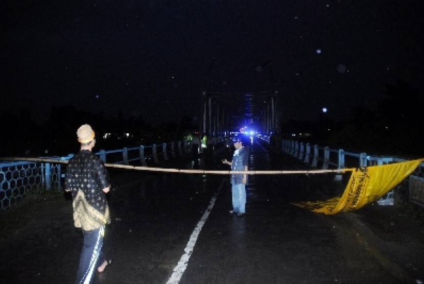 Warga melihat aliran lahar dingin di Kediri, Jawa Timur, Selasa (18/2).