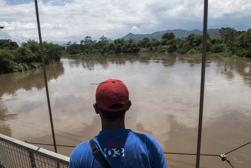 Warga melihat aliran Sungai Citarum, di Desa Deyeuhkolot, Kabupaten Bandung, Jawa Barat, Rabu (22/11).