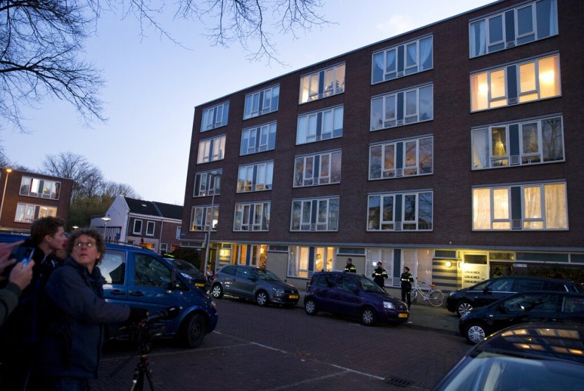 Warga melihat apartemen (kanan bawah) dimana tersangka penembakan trem ditahan di  Utrecht, Belanda, Senin (18/3).