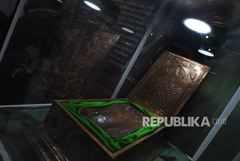 Warga melihat artefak berupa jejak telapak kaki di area Pameran Artefak Rasulullah SAW dan para Sahabat Nabi di Museum Situs Kepurbakalaan Banten, di Serang, Senin (17/2/2020). Museum Rasulullah juga akan dibandung di Ancol, Jakarta.